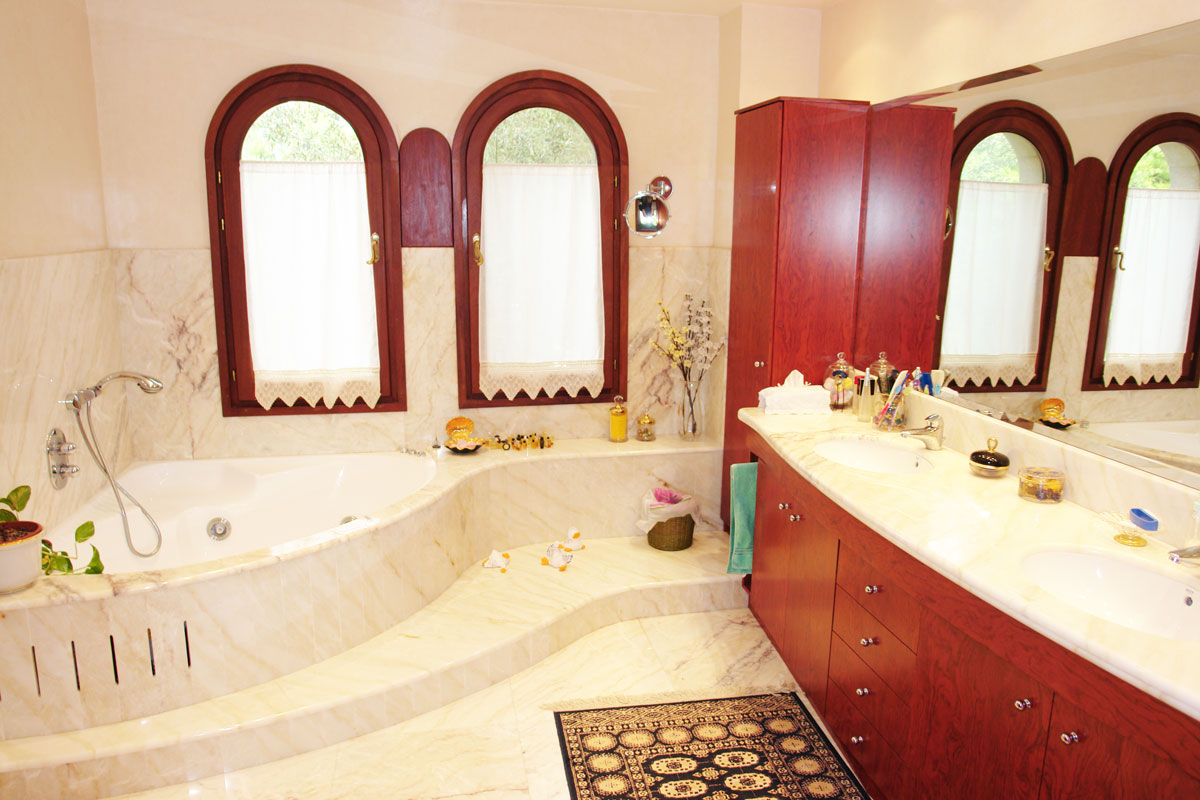 Baño grande con jacuzzi