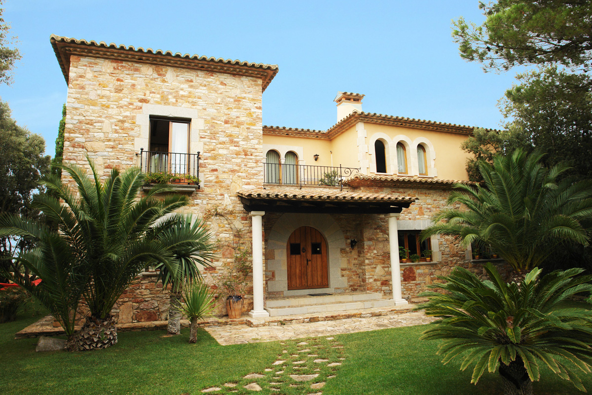Exterior de la casa principal con torre de piedra