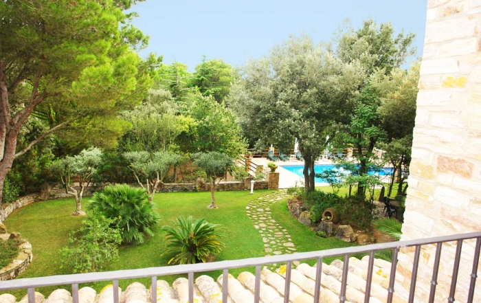 Vistas al terreno y piscina desde habitación